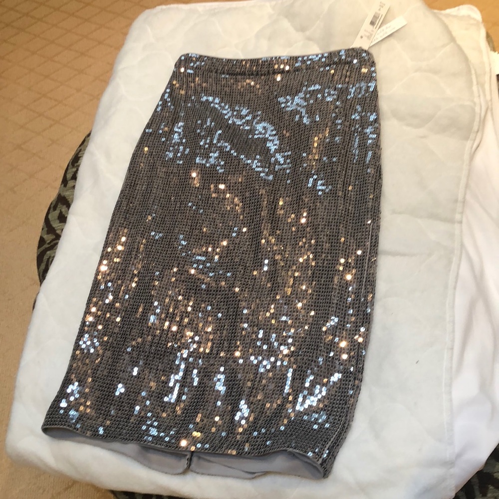 Alice + Olivia Sz 6 Silver sequined skirt